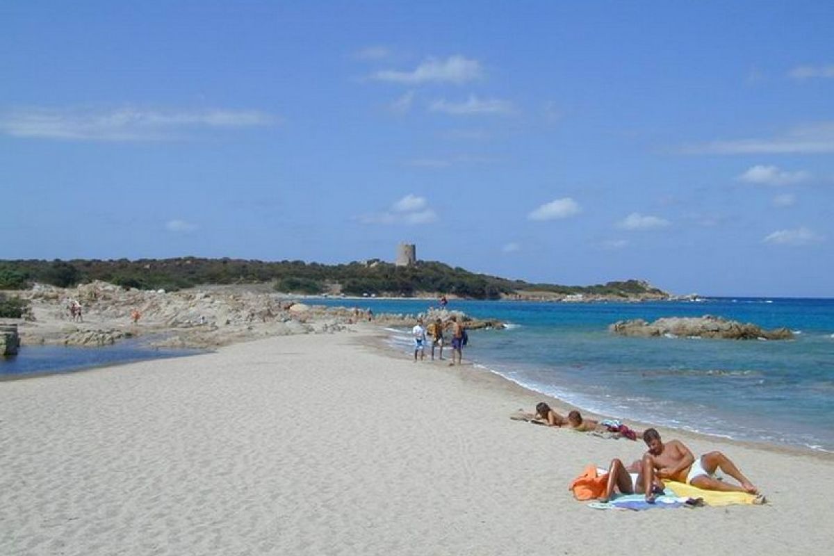 Foto della spiaggia di Vignola con la torre sullo sfondo.